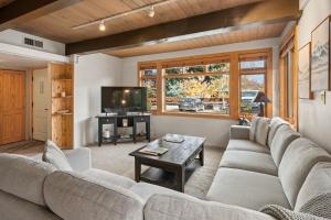 Posezení v ubytování Aspenwood by Snowmass Vacations