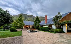 Nespecifikovaný výhled na hory nebo výhled na hory při pohledu z hotelu