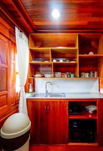 een keuken met een wastafel en een toilet in een kamer bij 7Sea Beach Pool Villa in Ao Nam Mao