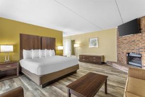 a hotel room with a bed and a fireplace at Best Western Plaza Inn in Pigeon Forge +75 photos