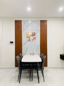 Fotografie z fotogalerie ubytování Modern 1 bedroom apt at The Emerald Golf View - Pool, Gym, Near Aeon Mall and VSIP v destinaci Thuan An