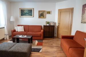 Old Town Piešťany Apartments في بييشتِني: غرفة معيشة بها أريكة وطاولة