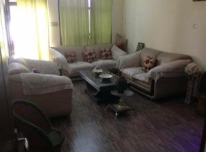 Khu vực ghế ngồi tại City Central Bungalow,Ram mandir