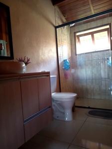 a bathroom with a toilet and a sink at Casa de Campo in Caldas