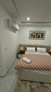 En eller flere senge i et værelse på Scenic Haven Corner View In Gulberg + 16 billeder