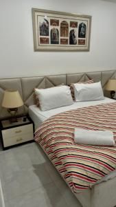 een bed met twee kussens erop in een kamer bij Scenic Haven Corner View In Gulberg in Lahore +16 foto's