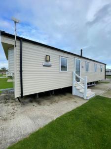 スキップシーにあるOcean retreat at Skirlington coastのガレージ付きの大きな白いトレーラーハウス
