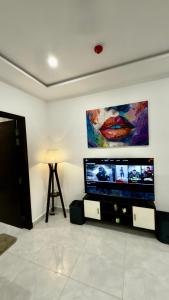 Et tv og/eller underholdning på Scenic Haven Corner View In Gulberg