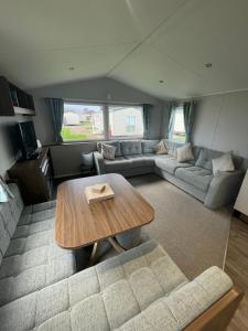 スキップシーにあるOcean retreat at Skirlington coastのソファとテーブルのあるリビングルーム