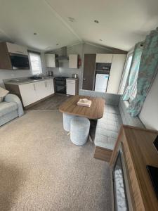 スキップシーにあるOcean retreat at Skirlington coastのテーブルとキッチンのあるリビングルーム