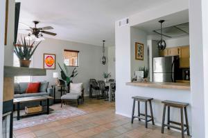 een woonkamer met een keuken en een eetkamer bij Canyon Crest Condo in Tucson