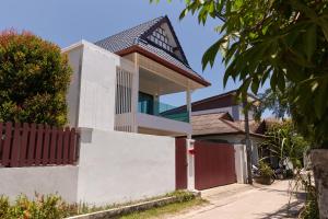 a house with a gate and a fence at Modern Villa 4-BR, Breeze - 10 min walk to NaiYang beach in Nai Yang Beach
