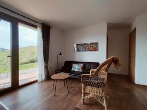 un salon avec un canapé et une table dans l'établissement PicuAstur, à Cangas de Onís