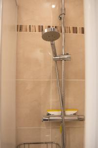 丰罗穆Altitude 1711 - Terrasse en hyper-centre的浴室里有淋浴喷头的淋浴 更多57张照片