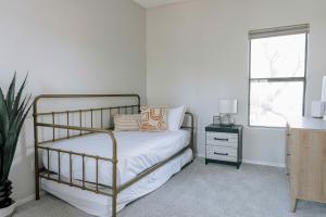 een slaapkamer met een metalen bed en een raam bij Canyon Crest Condo in Tucson +42 foto's