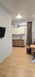 een woonkamer met een flatscreen-tv aan de muur bij Apartment TunHomeDom Vagharshapat Armenia in Vagharshapat +22 foto's