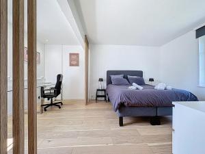 ein Schlafzimmer mit einem Bett und einem Schreibtisch in der Unterkunft pleasant old and comfortable little house in Apremont