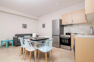 チィリヴィにあるThe Serene Retreatの部屋にテーブルと椅子のあるキッチン