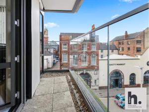 a balcony with a view of a city at Contractors - Free Parking - City Centre - Balcony - x21 in Hull
