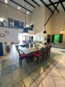 a kitchen and dining room with a table and chairs at Recanto do Amor in Cascavel