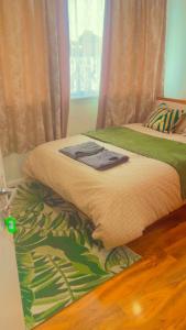 Postel nebo postele na pokoji v ubytování Maxismile Rooms