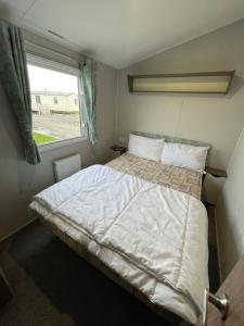 スキップシーにあるOcean retreat at Skirlington coastの窓のある小さな部屋のベッド