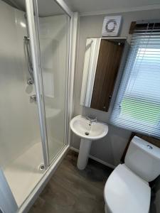 スキップシーにあるOcean retreat at Skirlington coastのトイレ、シャワー、洗面台を備えたバスルーム +15枚の写真