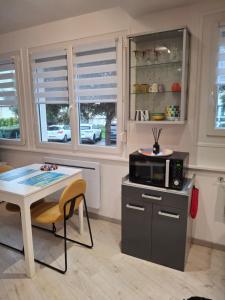 ル・トレポールにあるL'arc-en-cielのキッチン(テーブル、電子レンジ付) +21枚の写真