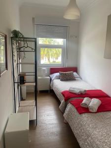 Un dormitorio con dos camas y una ventana. en Precioso apartamento en A Coruña, en A Coruña