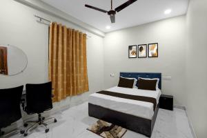 een slaapkamer met een bed, een bureau en een stoel bij HOTEL O CROWD in Durg