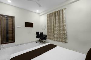 een kamer met een bed, een bureau en een raam bij HOTEL O CROWD in Durg