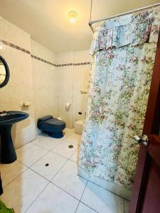 Ένα μπάνιο στο Private Room in Family House