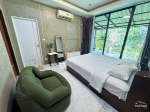 Postel nebo postele na pokoji v ubytování สวรรค์บ้านดอย วิลล่า