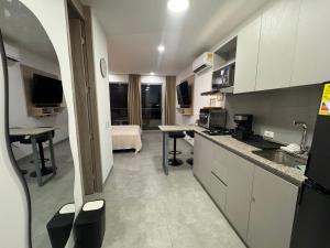 a room with a kitchen and a living room at Apartamento con vista,piscina y playa -SantaMarina-803 in Santa Marta +2 photos