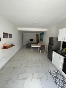 サンタ・マリアにあるSalinas Breezeのキッチン、リビングルーム(テーブル、冷蔵庫付)