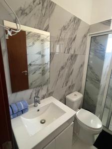 サンタ・マリアにあるSalinas Breezeの洗面台とトイレを備えた白いバスルーム +7枚の写真