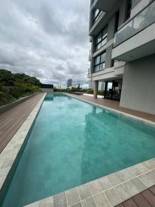 a swimming pool on the side of a building at More deluxe sol in Asuncion