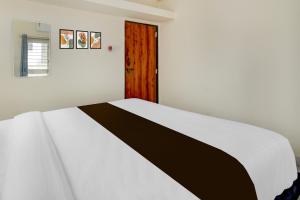 Giường trong phòng chung tại SPOT ON Hide Away Inn