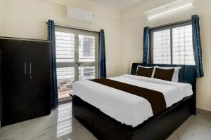 Giường trong phòng chung tại SPOT ON Hide Away Inn