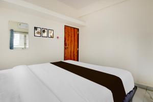 Giường trong phòng chung tại SPOT ON Hide Away Inn +23 ảnh