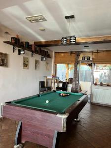 een woonkamer met een pooltafel erin bij Penzión Korytnačka in Námestovo