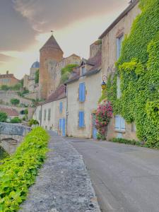 an empty street in a town with a castle at Médiévale 27 in Semur-en-Auxois