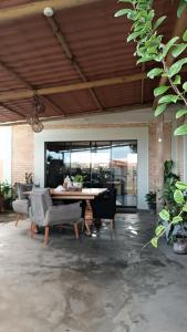 eine Terrasse mit einem Tisch und Stühlen in einem Zimmer in der Unterkunft Casa Lounge Relax in Touros