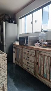eine Küche mit einem Holzschrank und einem Kühlschrank in der Unterkunft Casa Lounge Relax in Touros