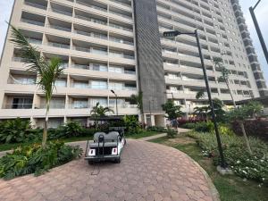 a toy car is sitting in front of a building at Apartamento con vista,piscina y playa -SantaMarina-803 in Santa Marta