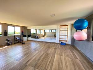 une grande salle avec une salle de sport et un ballon bleu dans l'établissement Flat bijupira exclusive brisa do mar em Porto de galinhas a 100 metros das piscinas naturais, à Porto de Galinhas 17 autres photos
