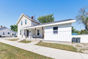 een wit huis met een oprit bij Lazy River Villa - Hottub! Fenced Yard! Fire Pit! in Oconto