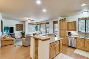 eine Küche mit einer Theke und ein Wohnzimmer in der Unterkunft Our Neck of the Woods in Torreon Golf Community in Show Low