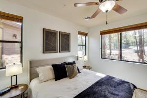 ein Schlafzimmer mit einem Bett und einem Deckenventilator in der Unterkunft Our Neck of the Woods in Torreon Golf Community in Show Low