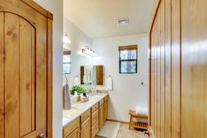 ein Badezimmer mit zwei Waschbecken und einem großen Spiegel in der Unterkunft Our Neck of the Woods in Torreon Golf Community in Show Low + 18 Fotos
